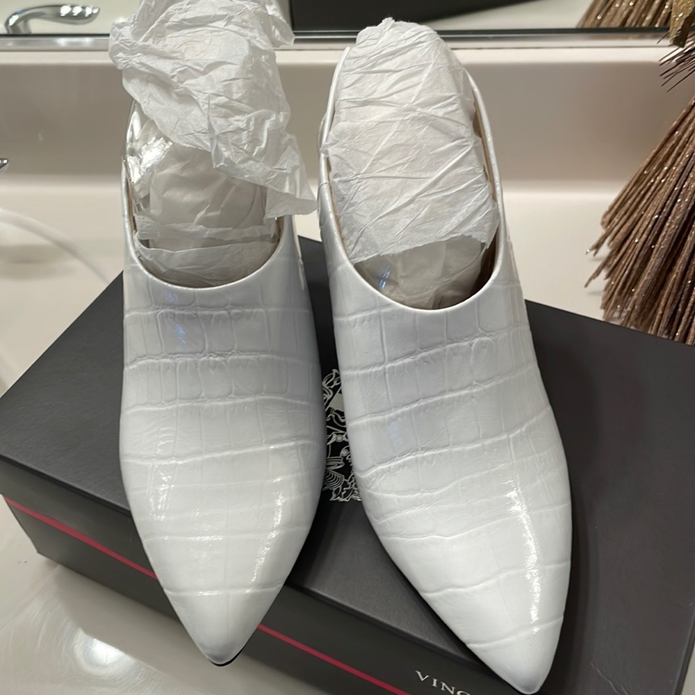 **HOST PICK** White heels